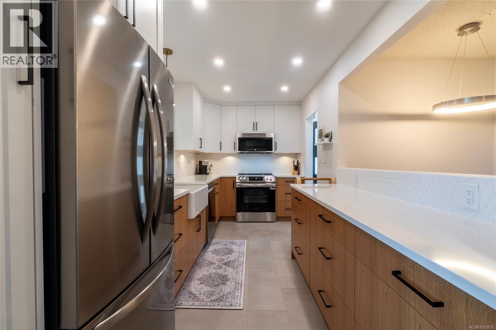 1002 Karen Cres, Saanich, British Columbia  V8X 3C6 - Photo 5 - 1033655