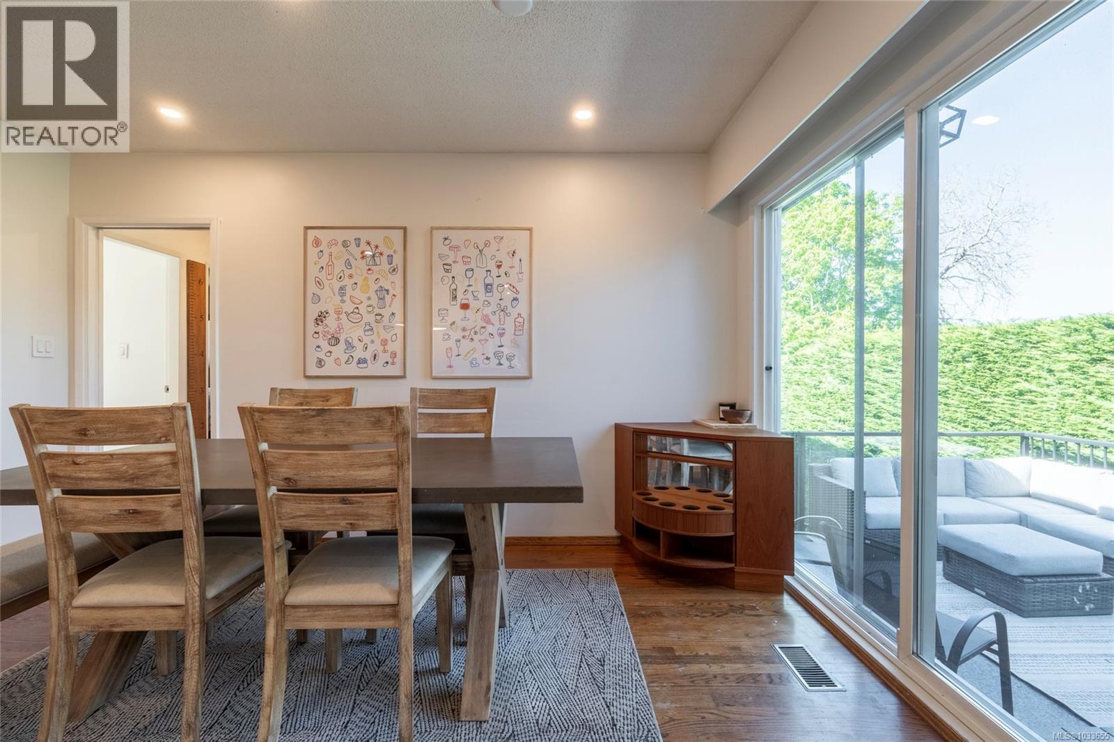 1002 Karen Cres, Saanich, British Columbia  V8X 3C6 - Photo 6 - 1033655