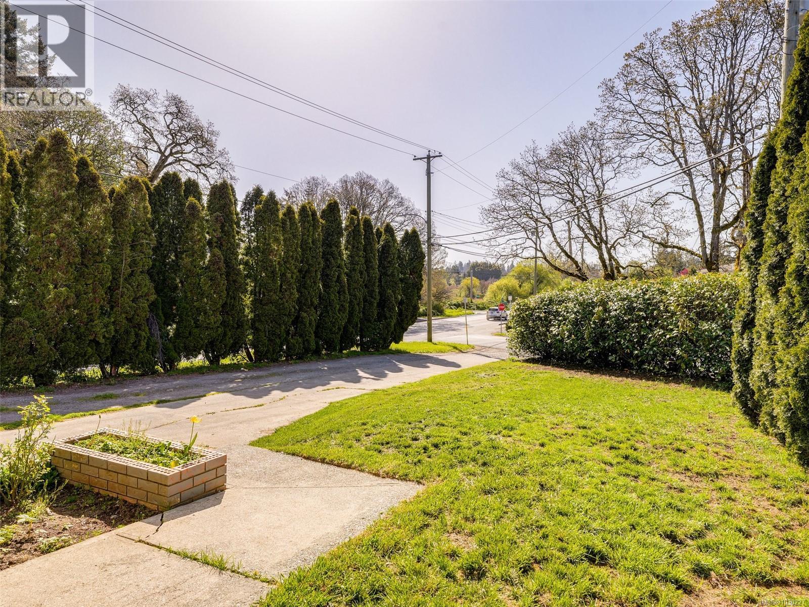 1040 Chesterfield Rd, Saanich, British Columbia  V8Z 2T8 - Photo 2 - 1030227