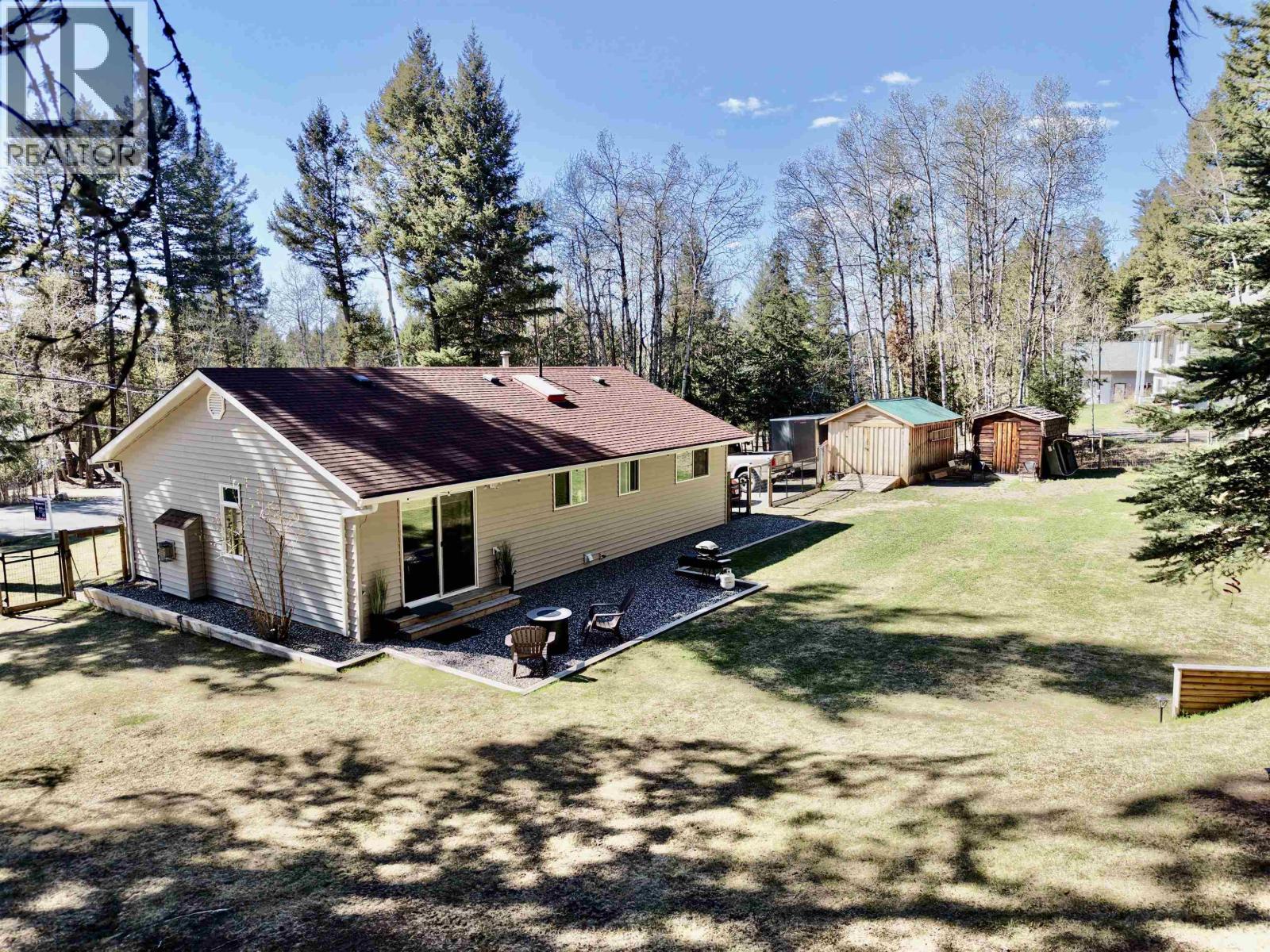 4975 Gloinnzun Drive, 108 Mile Ranch, British Columbia  V0K 2Z0 - Photo 3 - R3116349