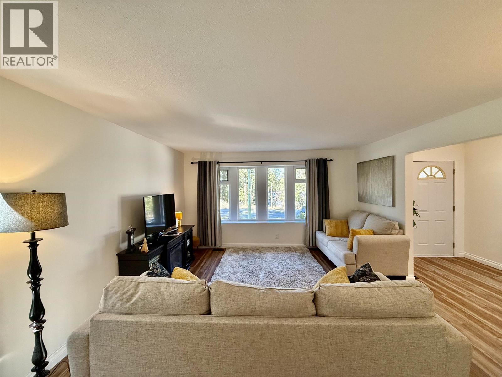 4975 Gloinnzun Drive, 108 Mile Ranch, British Columbia  V0K 2Z0 - Photo 8 - R3116349