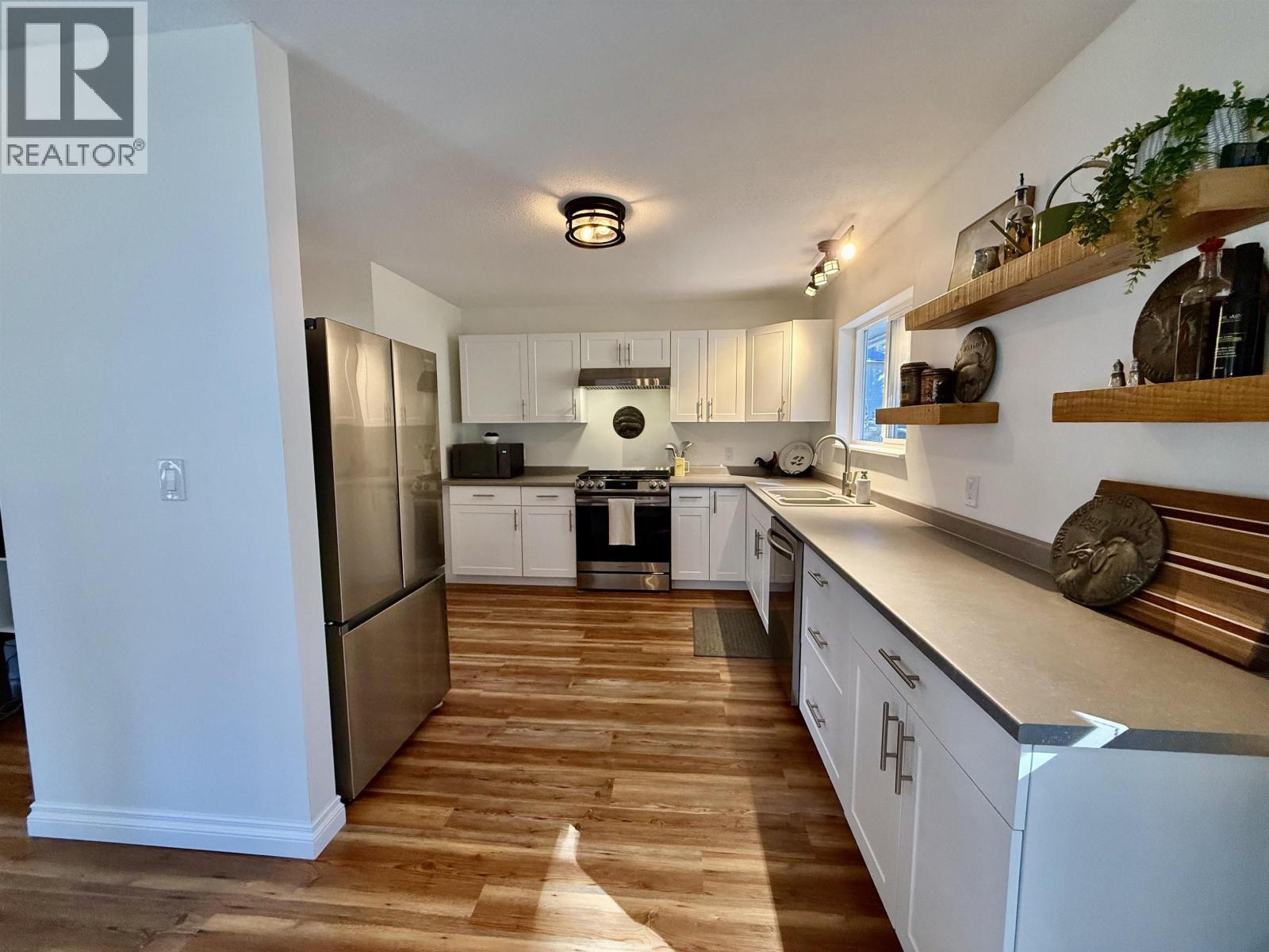 4975 Gloinnzun Drive, 108 Mile Ranch, British Columbia  V0K 2Z0 - Photo 12 - R3116349