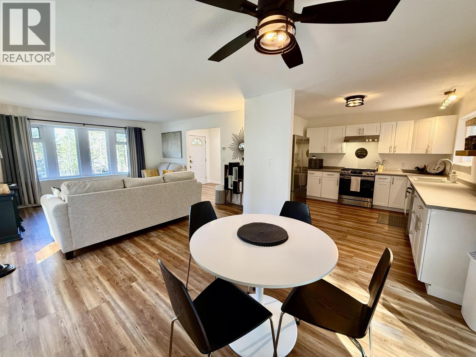 4975 Gloinnzun Drive, 108 Mile Ranch, British Columbia  V0K 2Z0 - Photo 9 - R3116349