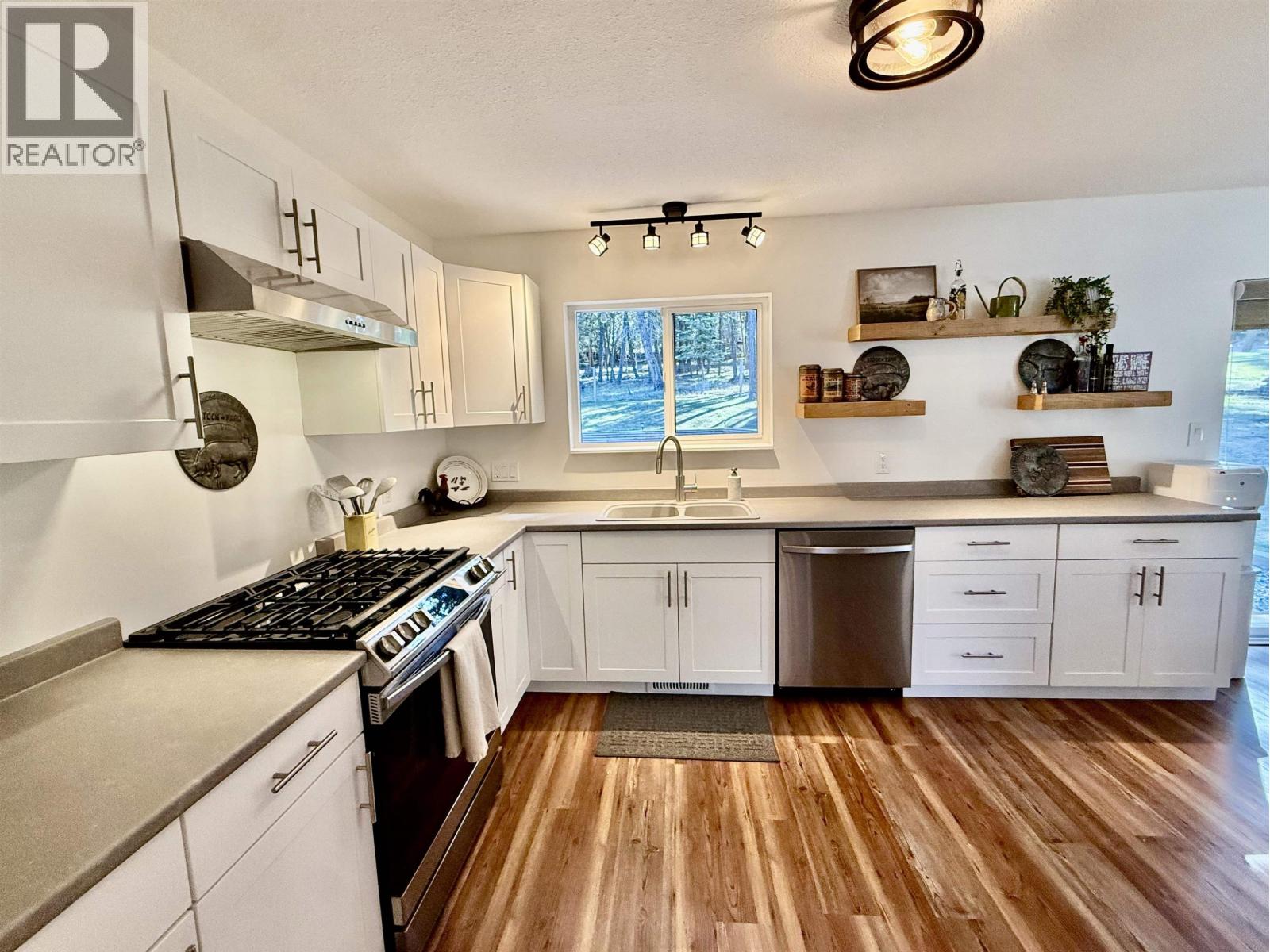 4975 Gloinnzun Drive, 108 Mile Ranch, British Columbia  V0K 2Z0 - Photo 13 - R3116349