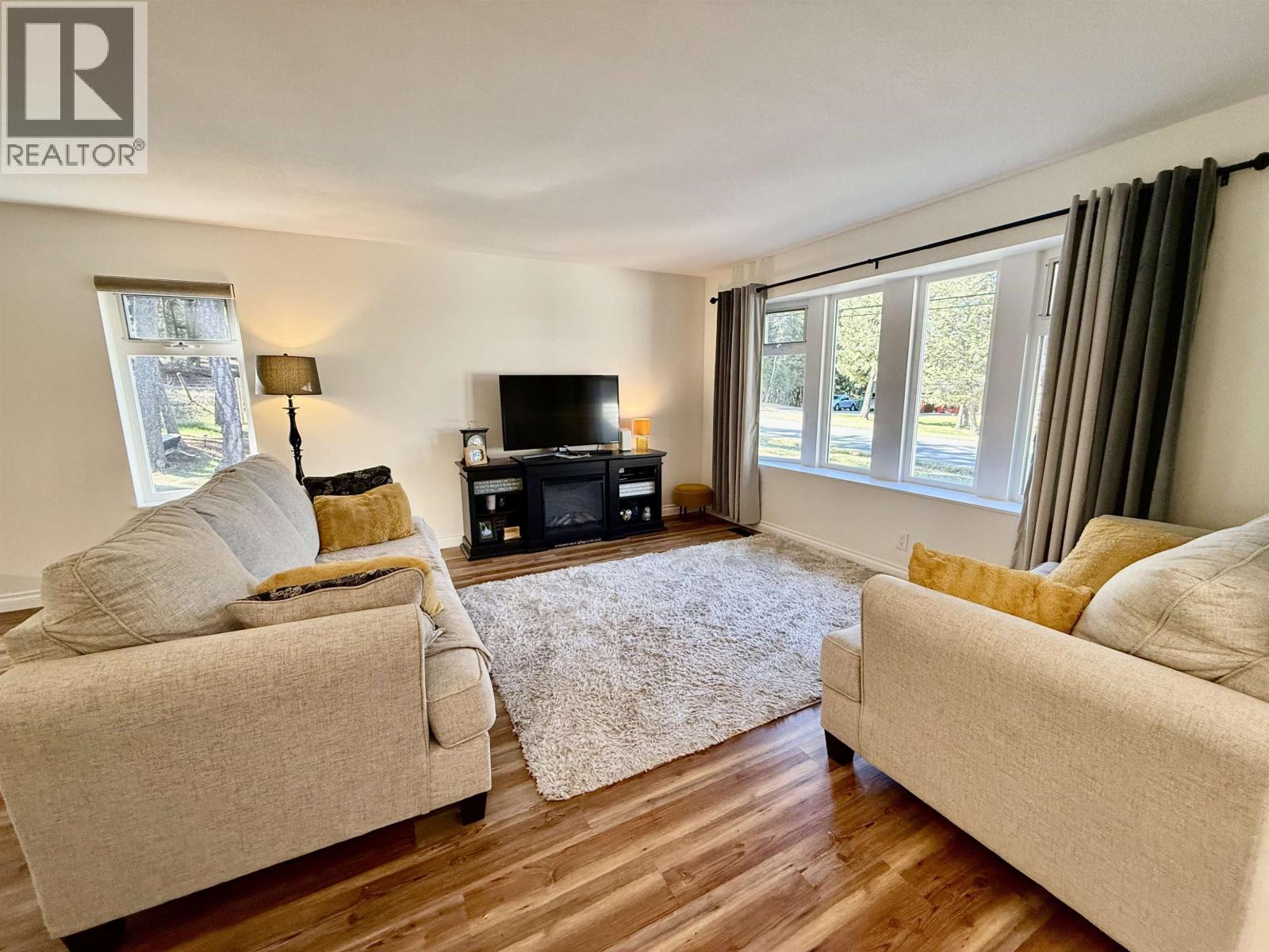 4975 Gloinnzun Drive, 108 Mile Ranch, British Columbia  V0K 2Z0 - Photo 7 - R3116349