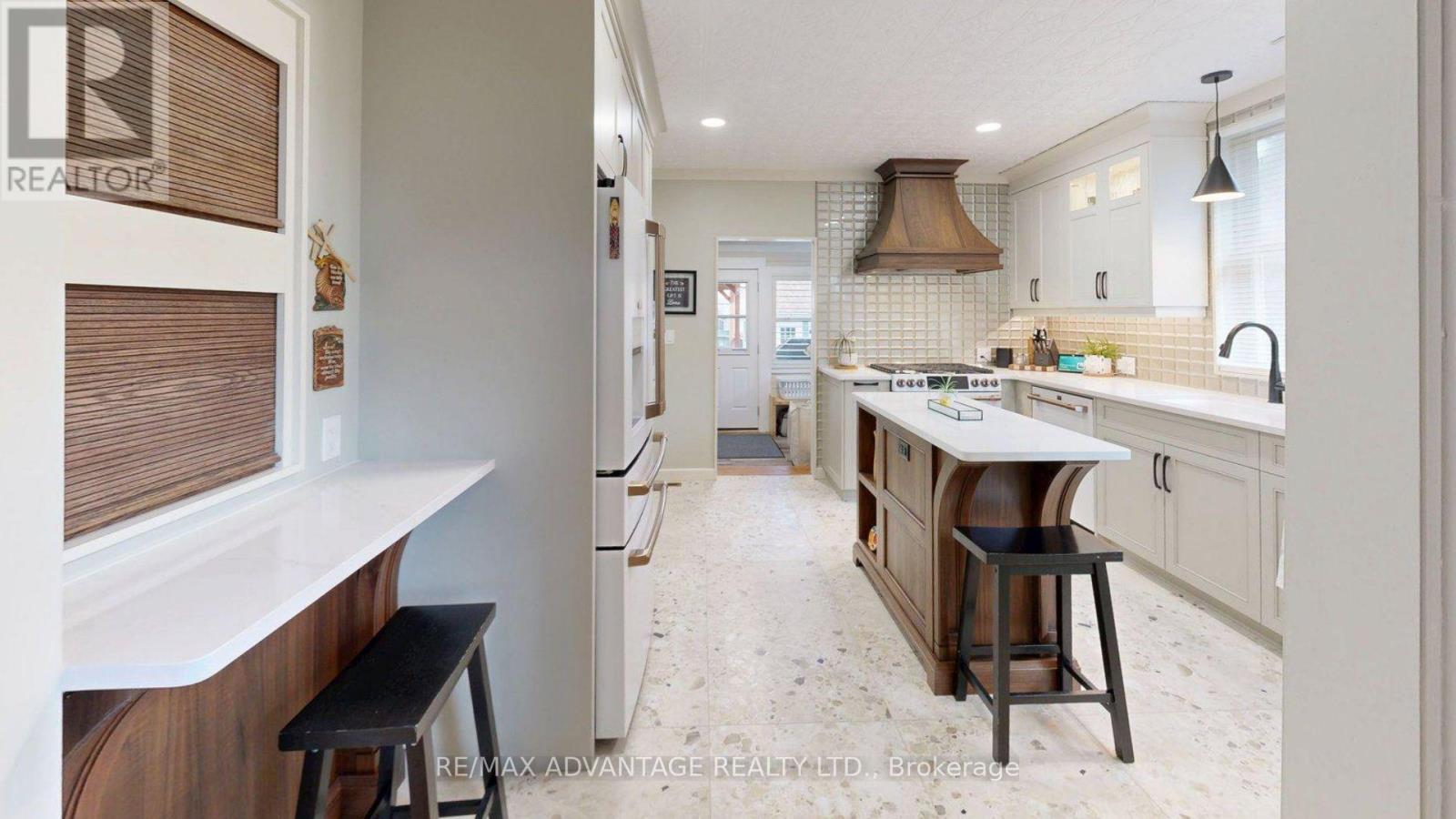 57 Queen Street, St. Thomas, Ontario  N5R 3J4 - Photo 3 - X12962090