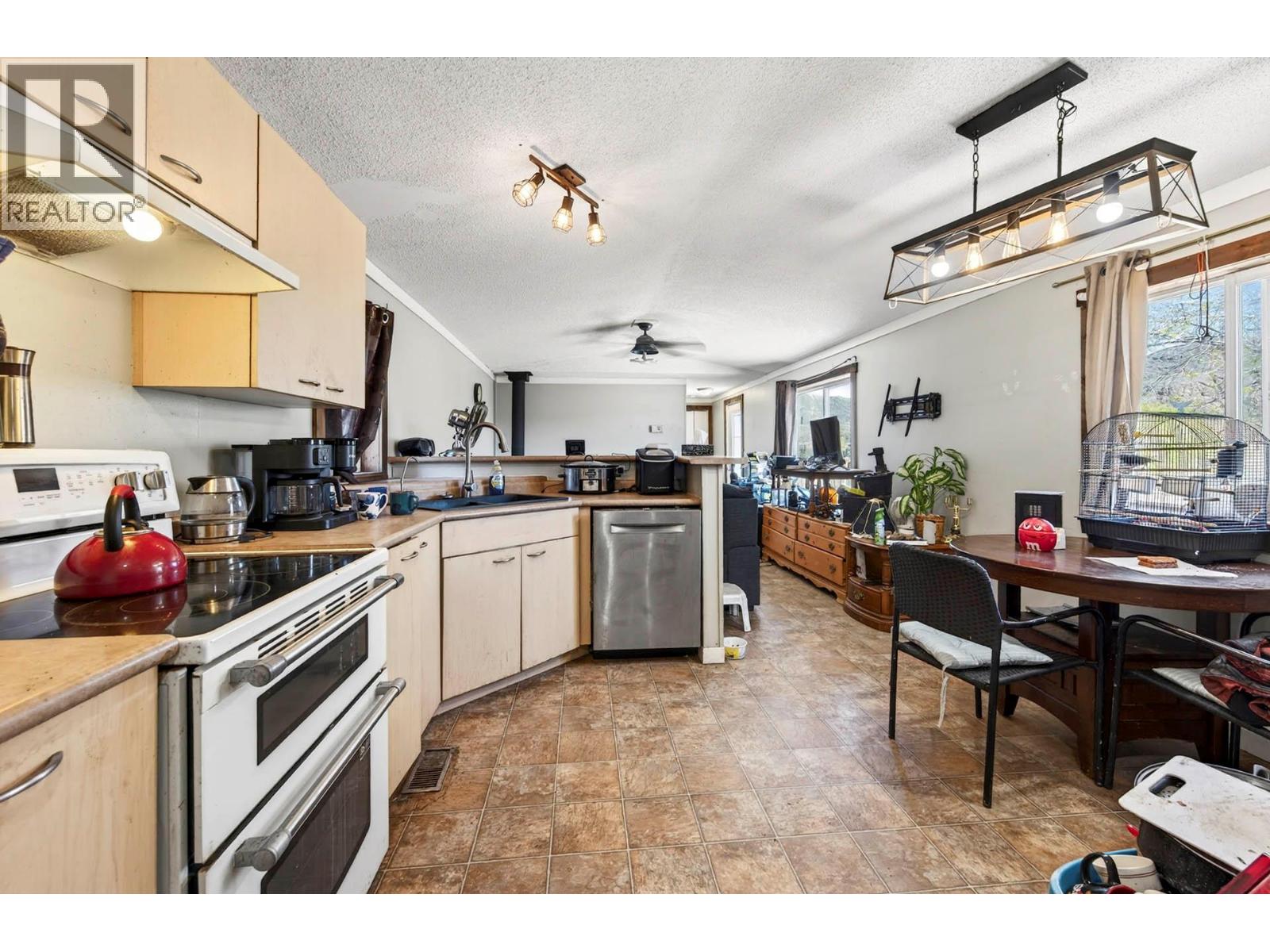 5880 Gardi Road, Kamloops, British Columbia  V1S 2A1 - Photo 12 - 10377181