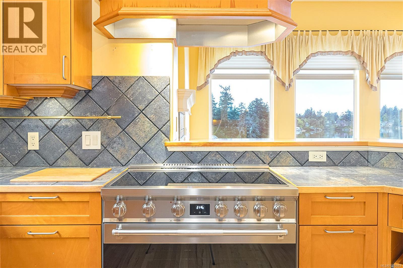 3711 Grange Rd, Saanich, British Columbia  V8Z 4S9 - Photo 23 - 1025983