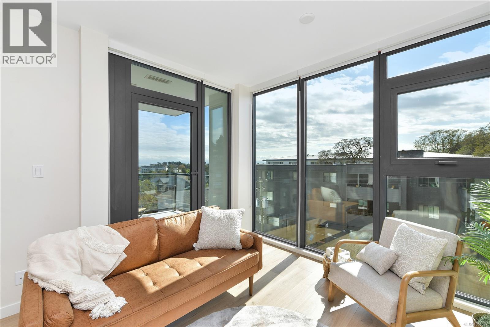 304 899 Esquimalt Ave, Esquimalt, British Columbia  V9A 3M5 - Photo 3 - 1031592