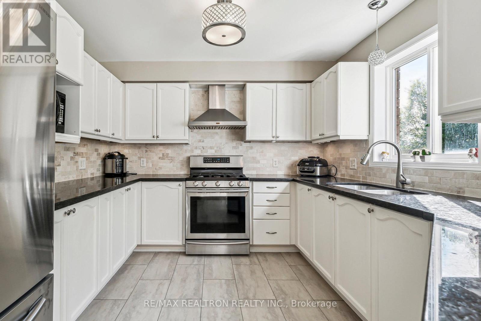 50 Holly Meadow Road, Barrie, Ontario  L4N 0E3 - Photo 25 - S13053966