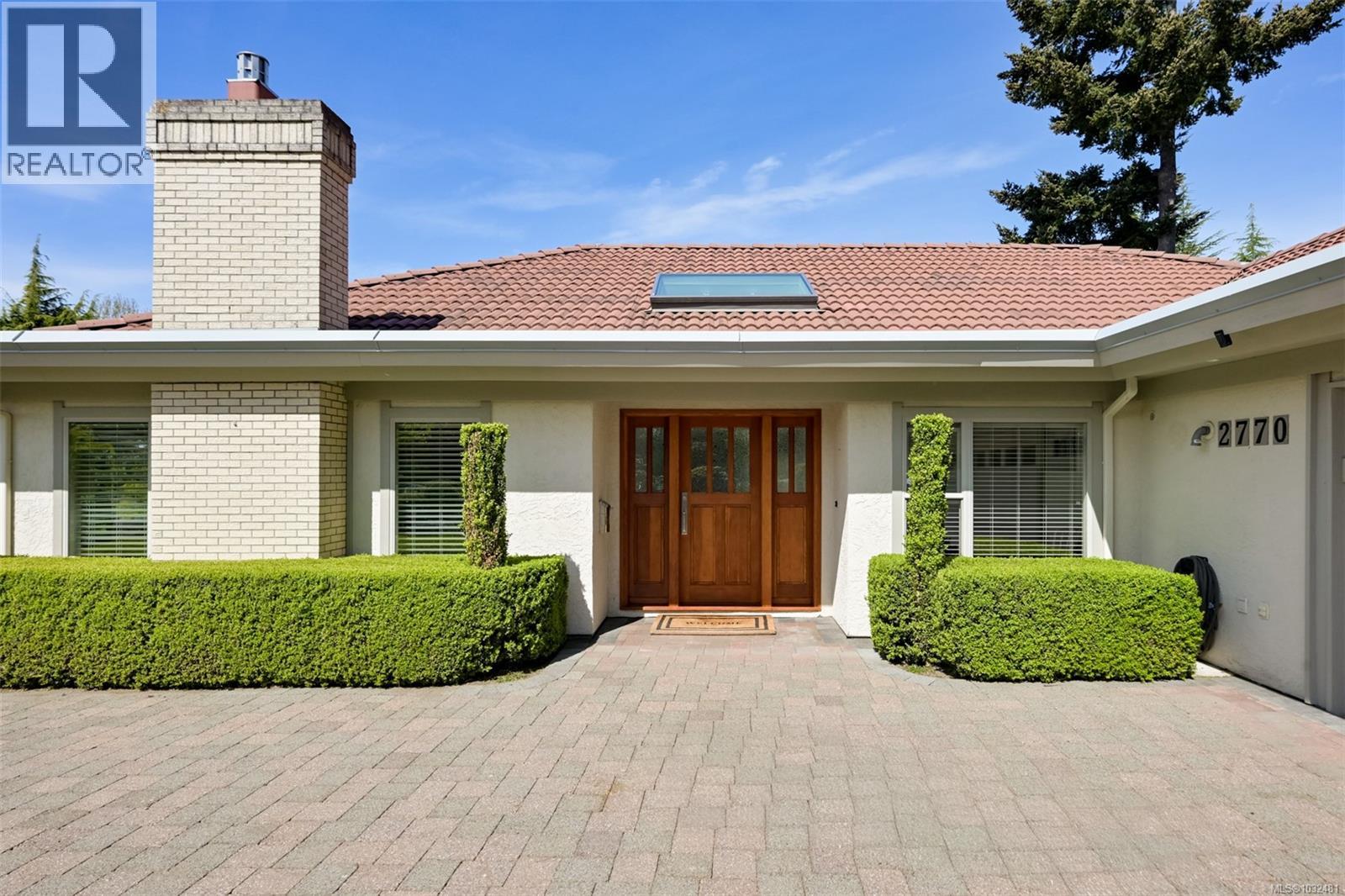 2770 Arbutus Rd, Saanich, British Columbia  V8N 5X4 - Photo 5 - 1032481