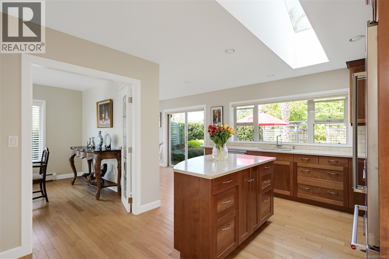 2770 Arbutus Rd, Saanich, British Columbia  V8N 5X4 - Photo 16 - 1032481