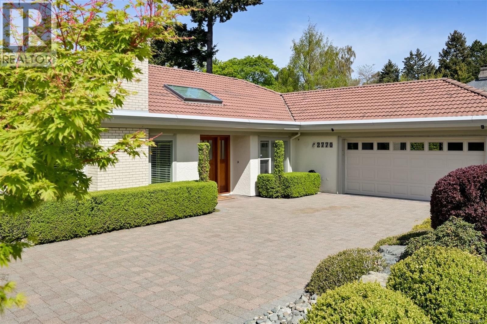 2770 Arbutus Rd, Saanich, British Columbia  V8N 5X4 - Photo 4 - 1032481