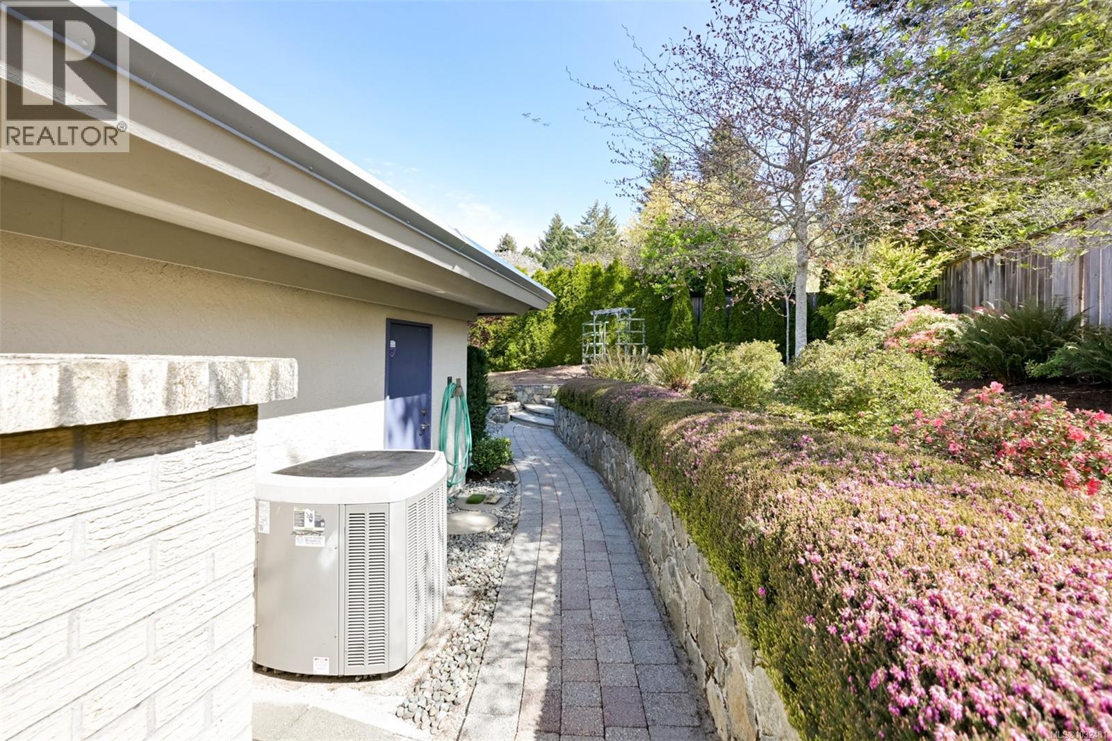 2770 Arbutus Rd, Saanich, British Columbia  V8N 5X4 - Photo 56 - 1032481