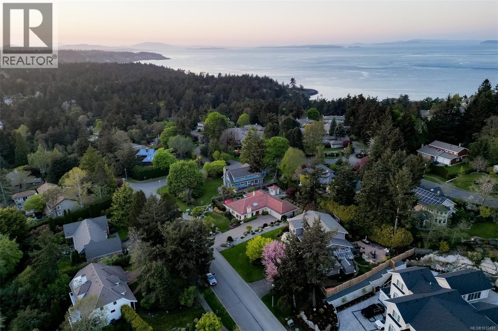 2770 Arbutus Rd, Saanich, British Columbia  V8N 5X4 - Photo 73 - 1032481