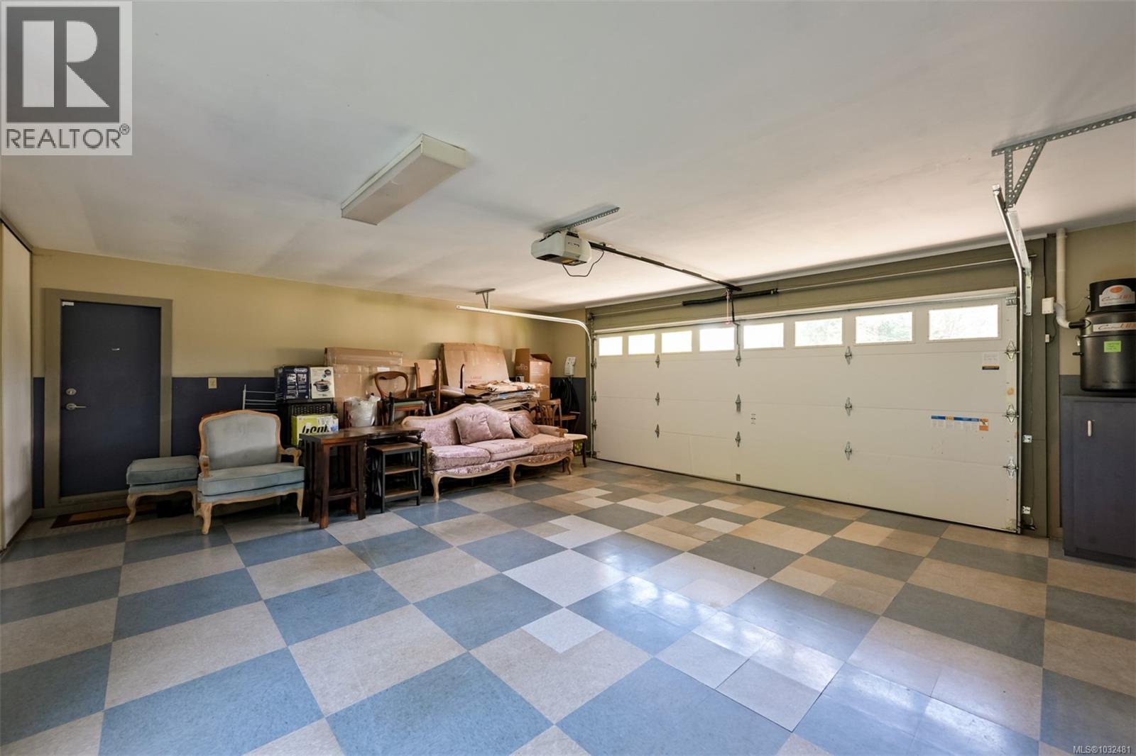 2770 Arbutus Rd, Saanich, British Columbia  V8N 5X4 - Photo 54 - 1032481