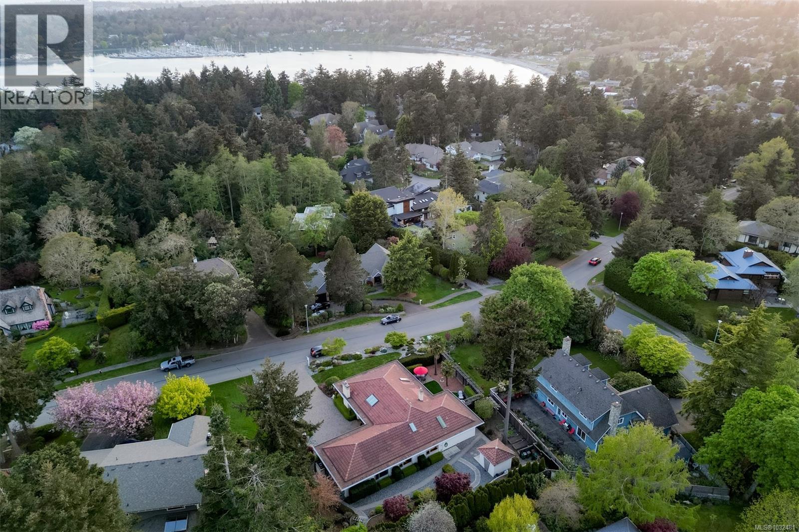 2770 Arbutus Rd, Saanich, British Columbia  V8N 5X4 - Photo 75 - 1032481