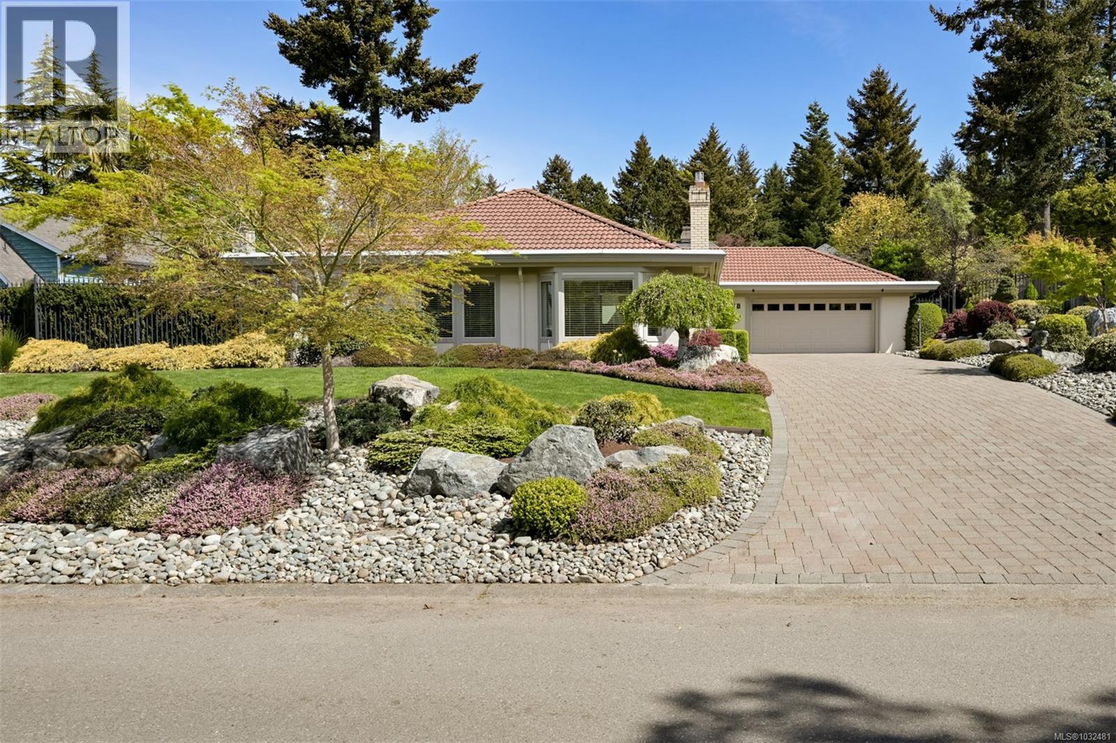 2770 Arbutus Rd, Saanich, British Columbia  V8N 5X4 - Photo 64 - 1032481