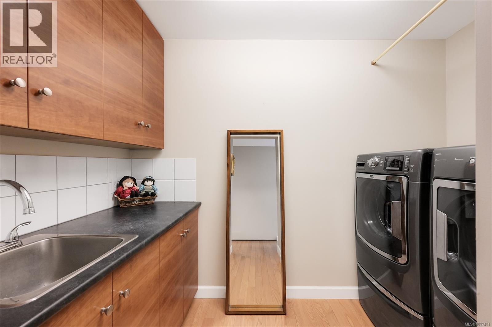 2770 Arbutus Rd, Saanich, British Columbia  V8N 5X4 - Photo 47 - 1032481