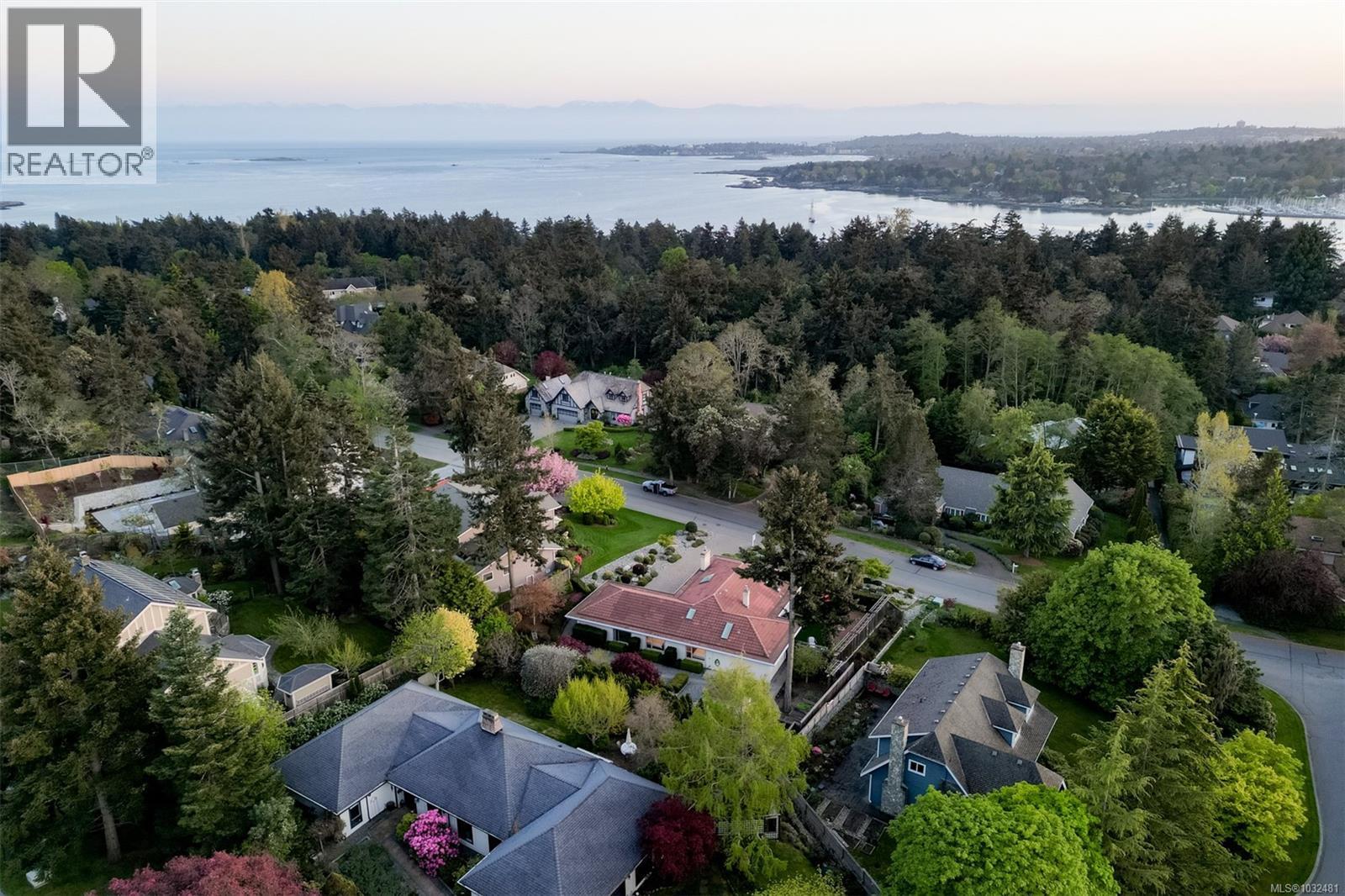 2770 Arbutus Rd, Saanich, British Columbia  V8N 5X4 - Photo 76 - 1032481