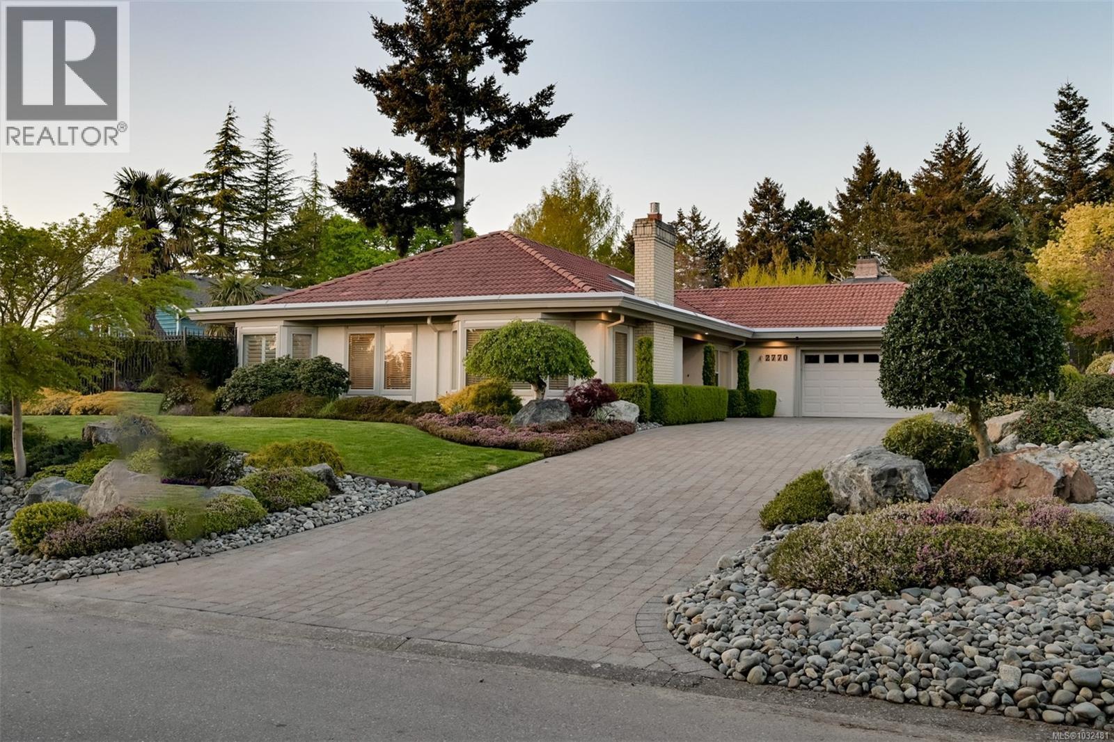 2770 Arbutus Rd, Saanich, British Columbia  V8N 5X4 - Photo 77 - 1032481