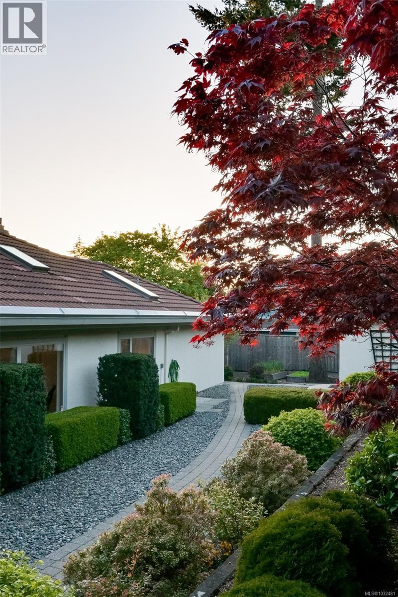 2770 Arbutus Rd, Saanich, British Columbia  V8N 5X4 - Photo 79 - 1032481