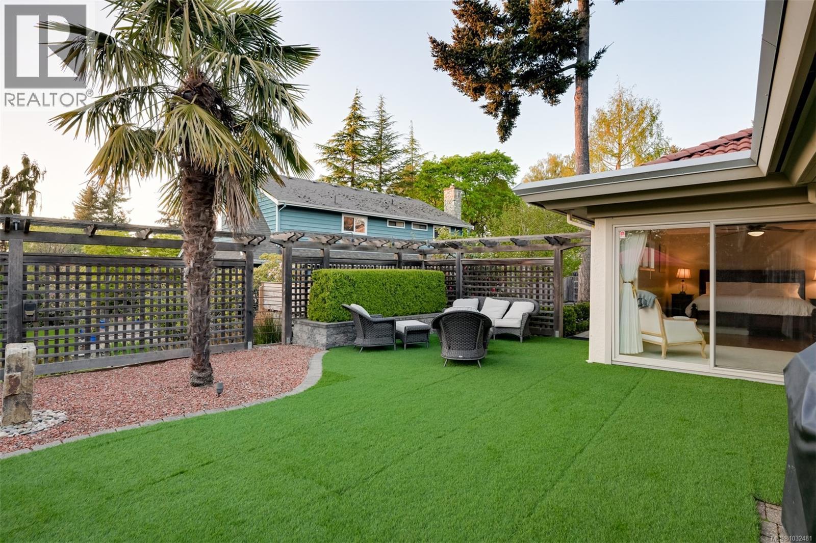 2770 Arbutus Rd, Saanich, British Columbia  V8N 5X4 - Photo 84 - 1032481