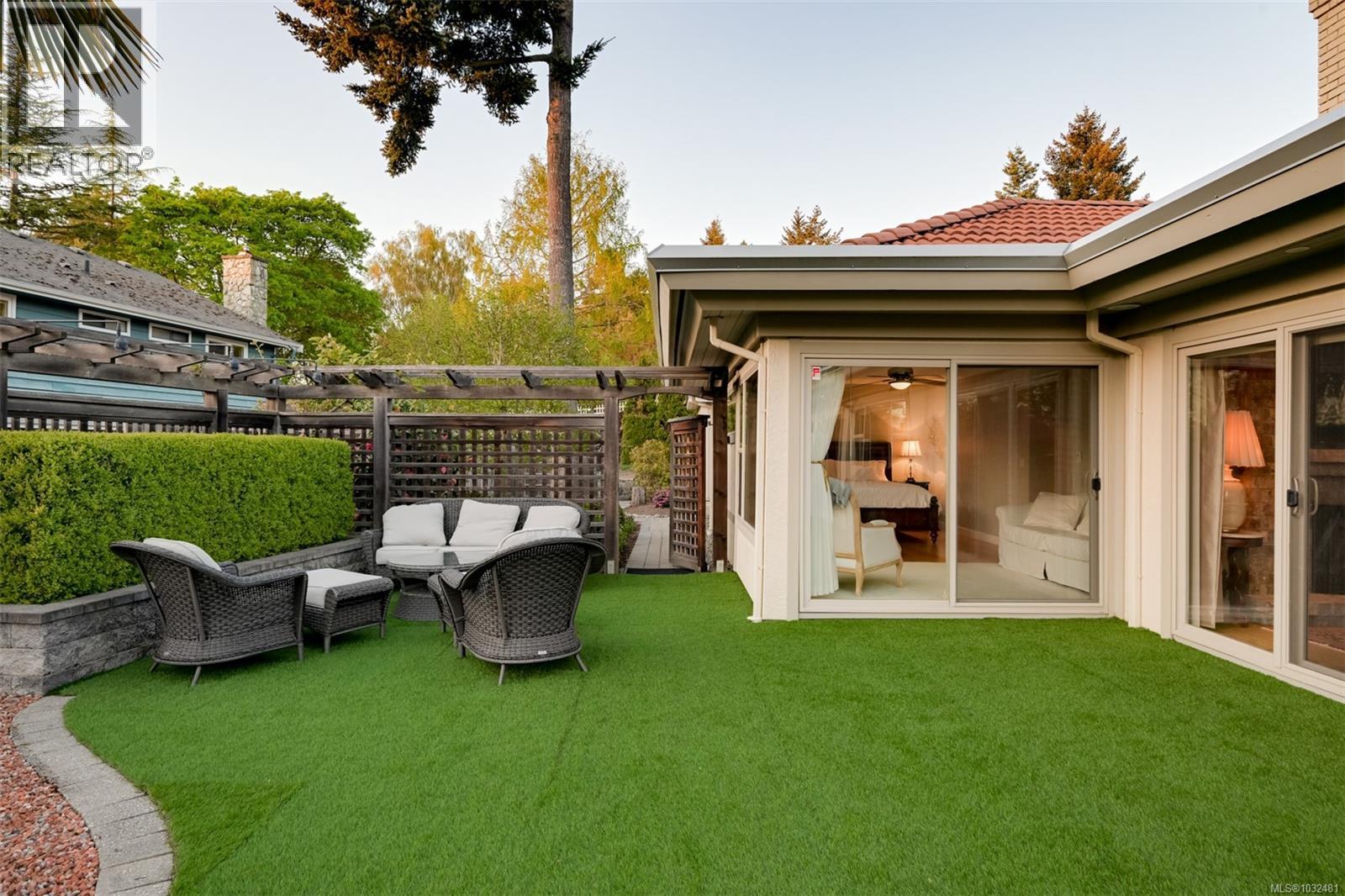 2770 Arbutus Rd, Saanich, British Columbia  V8N 5X4 - Photo 87 - 1032481