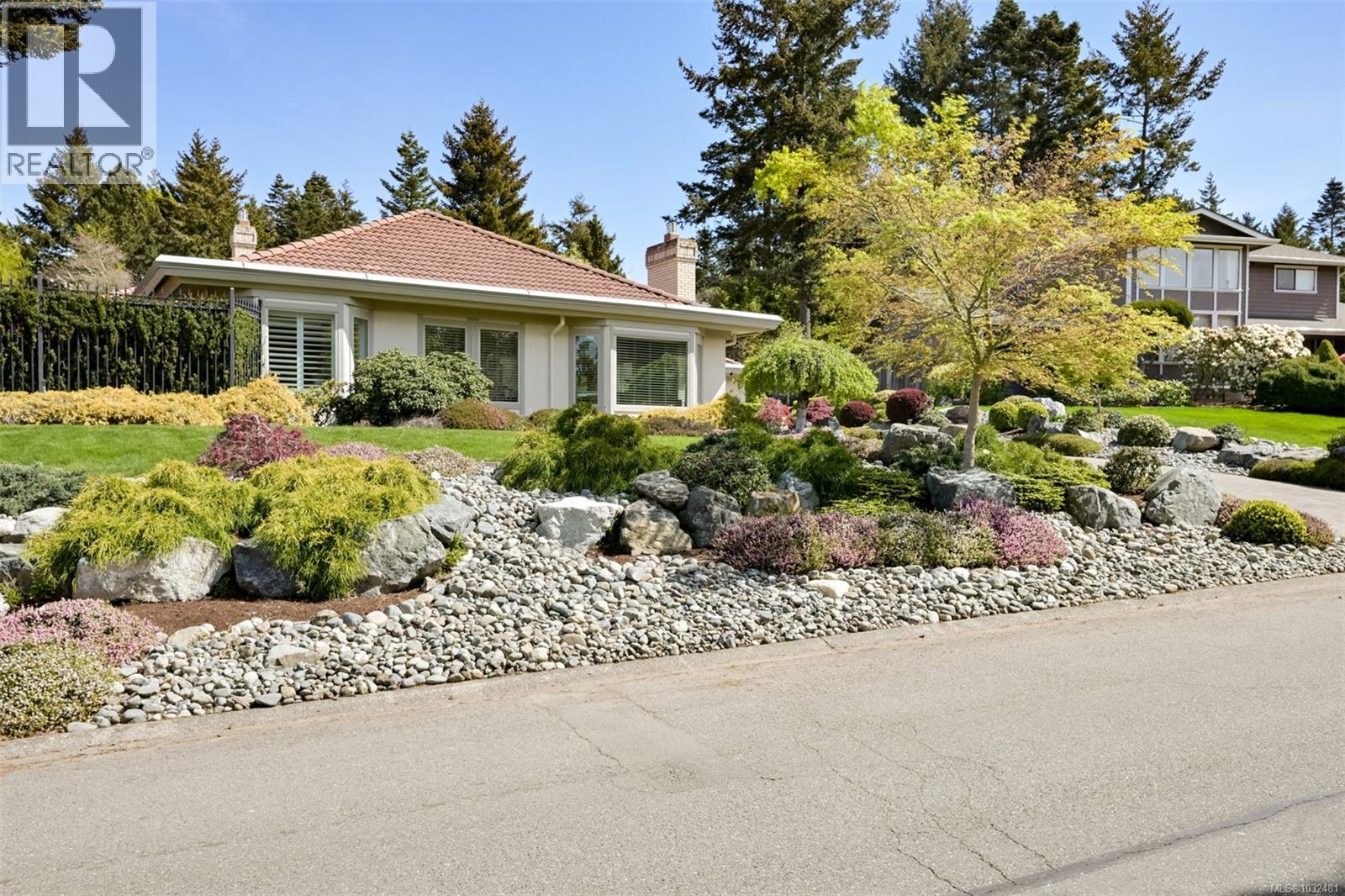 2770 Arbutus Rd, Saanich, British Columbia  V8N 5X4 - Photo 65 - 1032481