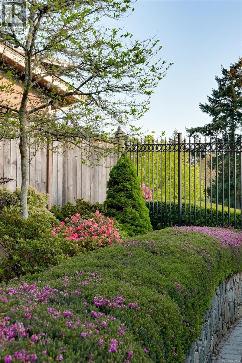 2770 Arbutus Rd, Saanich, British Columbia  V8N 5X4 - Photo 80 - 1032481