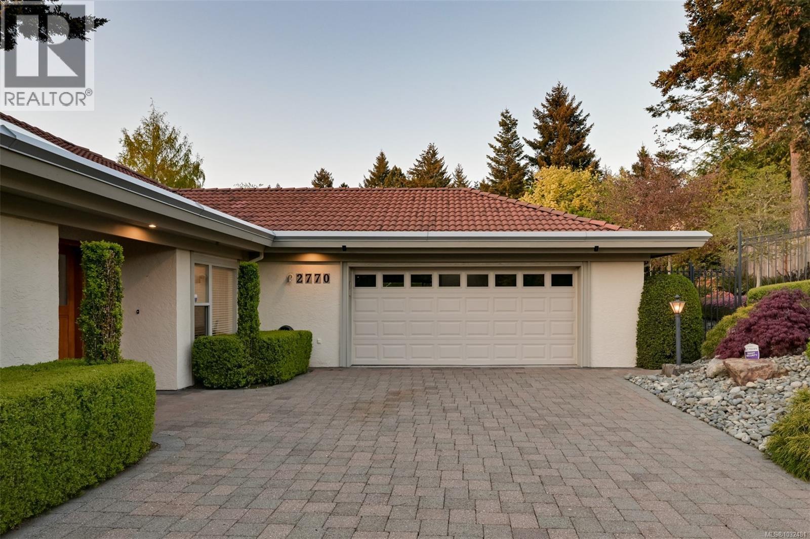 2770 Arbutus Rd, Saanich, British Columbia  V8N 5X4 - Photo 90 - 1032481