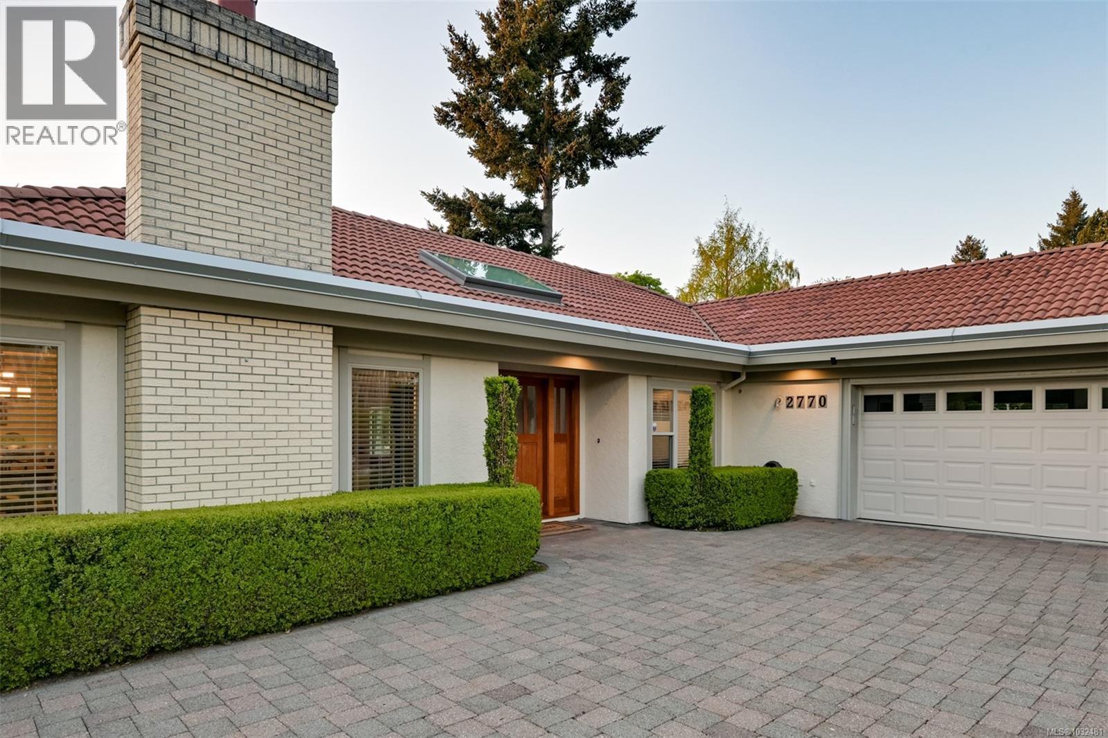 2770 Arbutus Rd, Saanich, British Columbia  V8N 5X4 - Photo 89 - 1032481