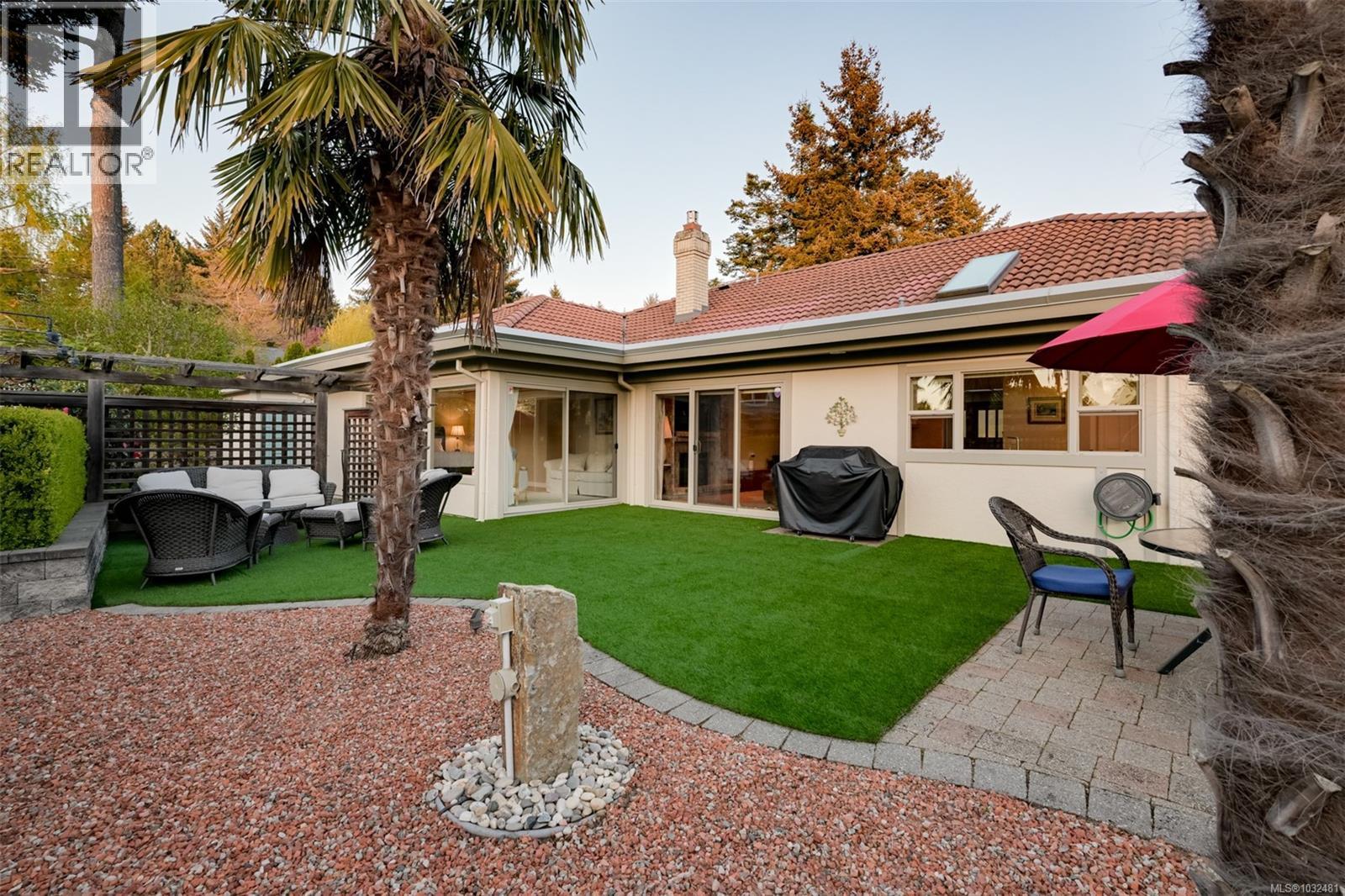 2770 Arbutus Rd, Saanich, British Columbia  V8N 5X4 - Photo 85 - 1032481