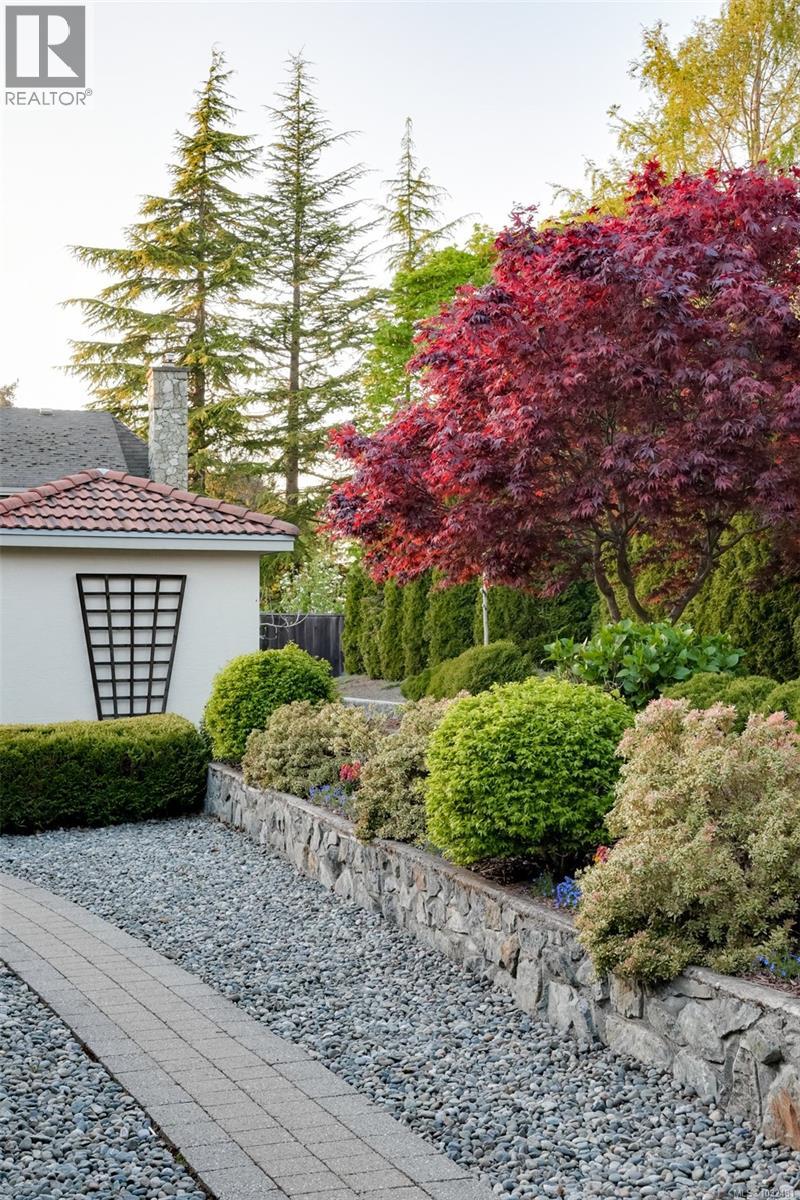 2770 Arbutus Rd, Saanich, British Columbia  V8N 5X4 - Photo 81 - 1032481
