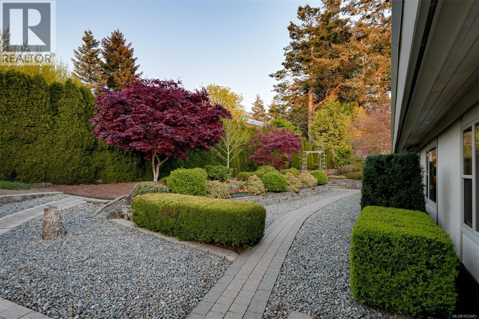 2770 Arbutus Rd, Saanich, British Columbia  V8N 5X4 - Photo 88 - 1032481