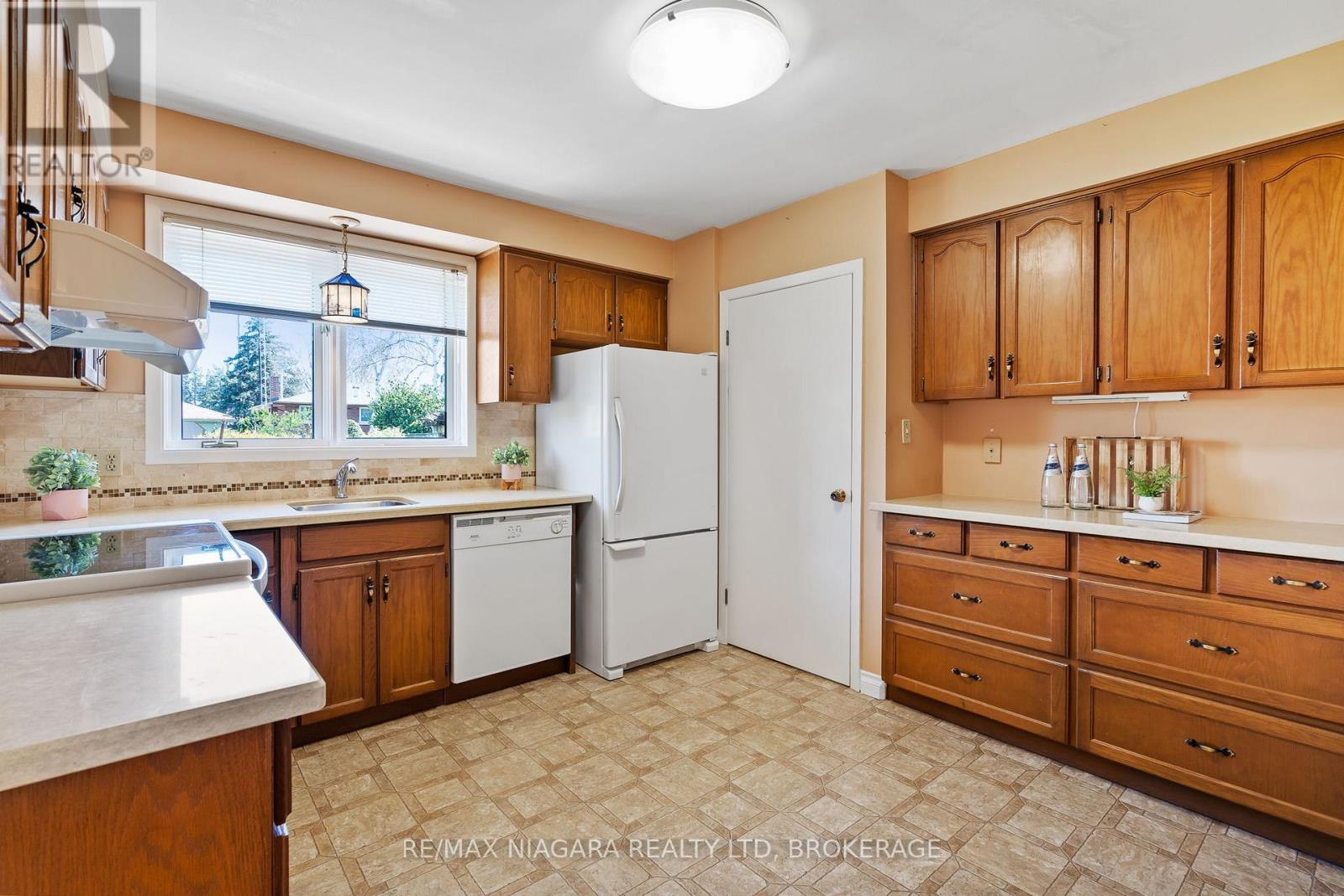 10 King's Grant Road, St. Catharines, Ontario  L2N 2R8 - Photo 11 - X13054228