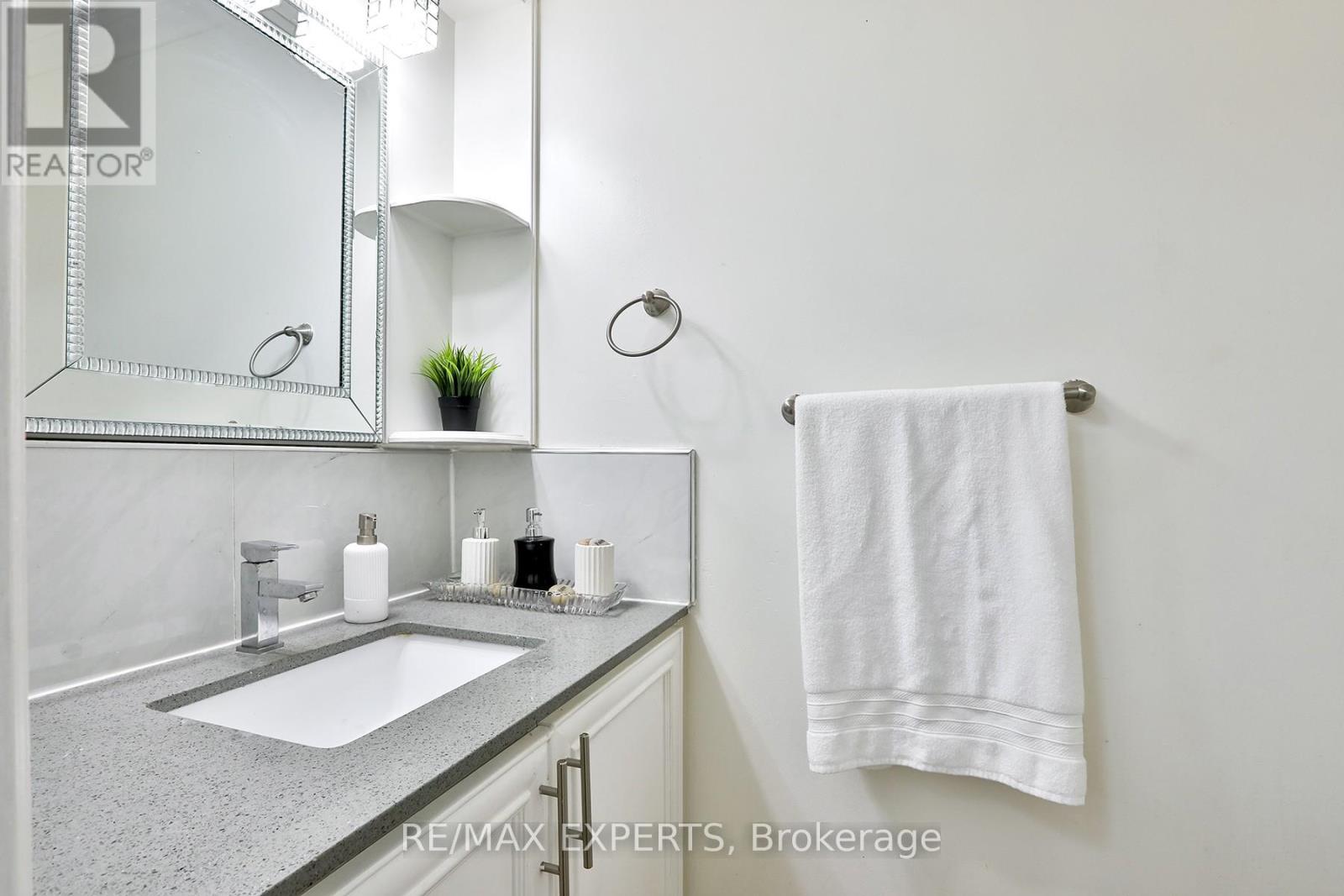 16 Hetherington Place, Brampton, Ontario  L6S 5M7 - Photo 4 - W13048898