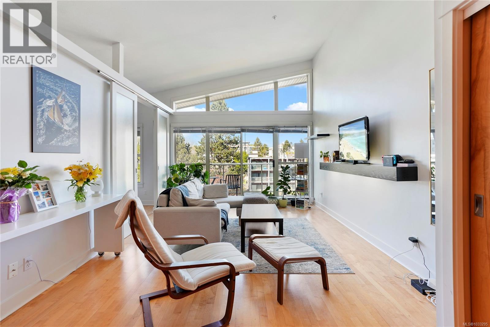 402 1155 Yates St, Victoria, British Columbia  V8V 3N1 - Photo 3 - 1033295