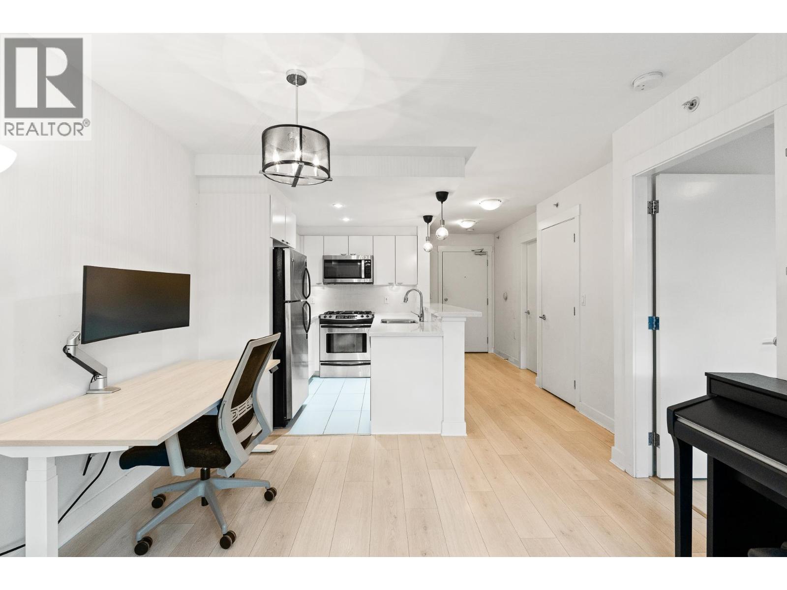 302 160 W 3rd Street, North Vancouver, British Columbia  V7M 0A9 - Photo 4 - R3095253