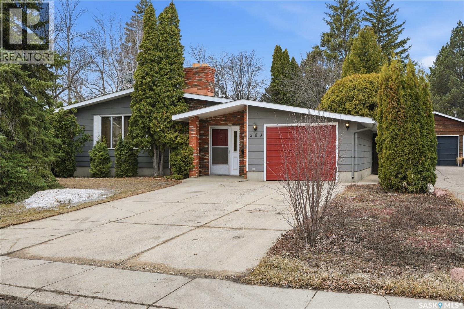 203 Huron Court, Saskatoon, Saskatchewan  S7K 4E9 - Photo 2 - SK034132