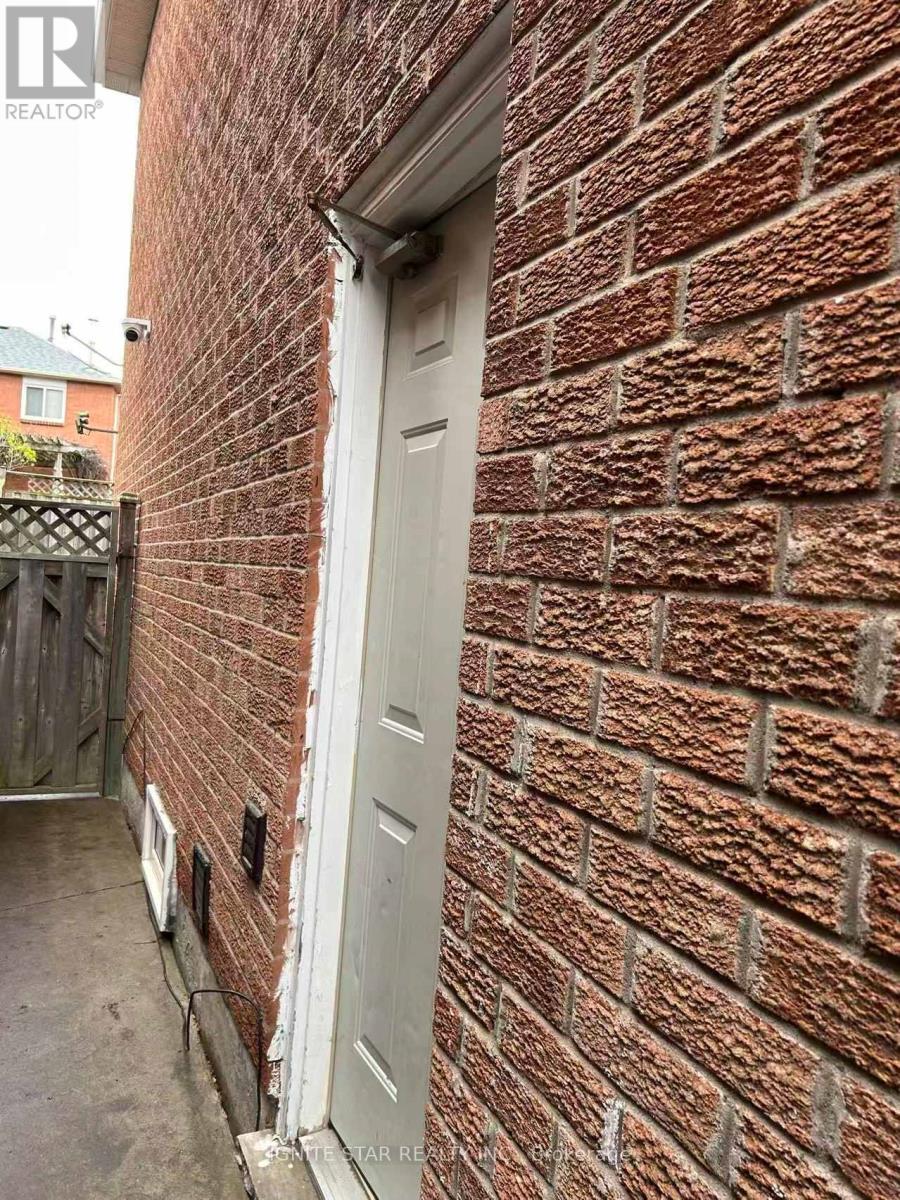 2599 Ambercroft Drive, Mississauga, Ontario  L5M 4K5 - Photo 10 - W13054074