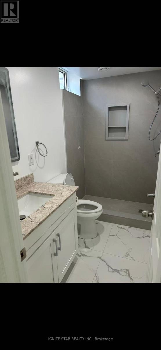 2599 Ambercroft Drive, Mississauga, Ontario  L5M 4K5 - Photo 4 - W13054074