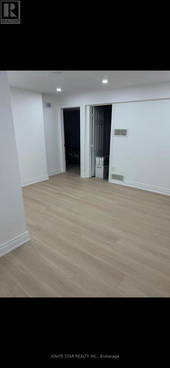 2599 Ambercroft Drive, Mississauga, Ontario  L5M 4K5 - Photo 5 - W13054074