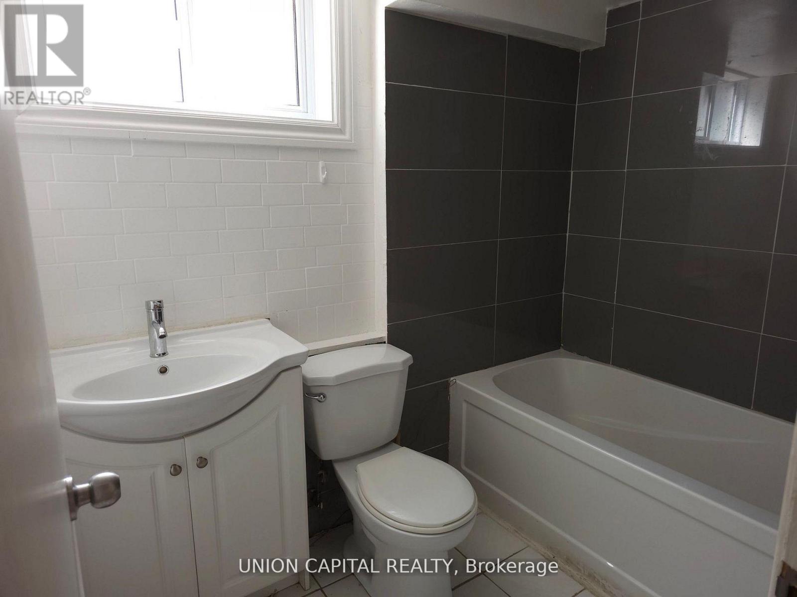 6 Galewood Drive, Toronto, Ontario  M9N 3L7 - Photo 4 - W13054266