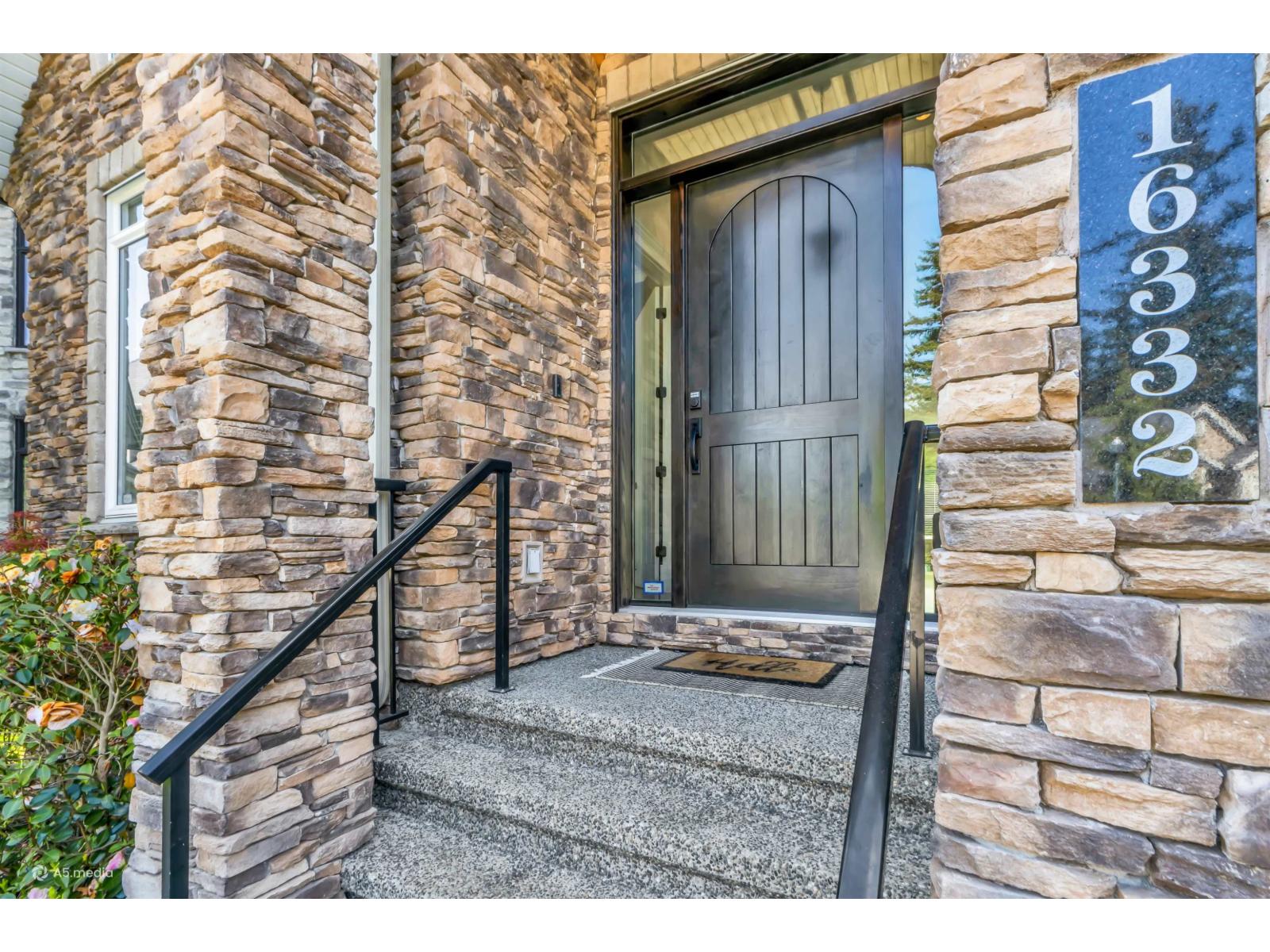 16332 26b Avenue, Surrey, British Columbia  V3S 6Z2 - Photo 3 - R3115811