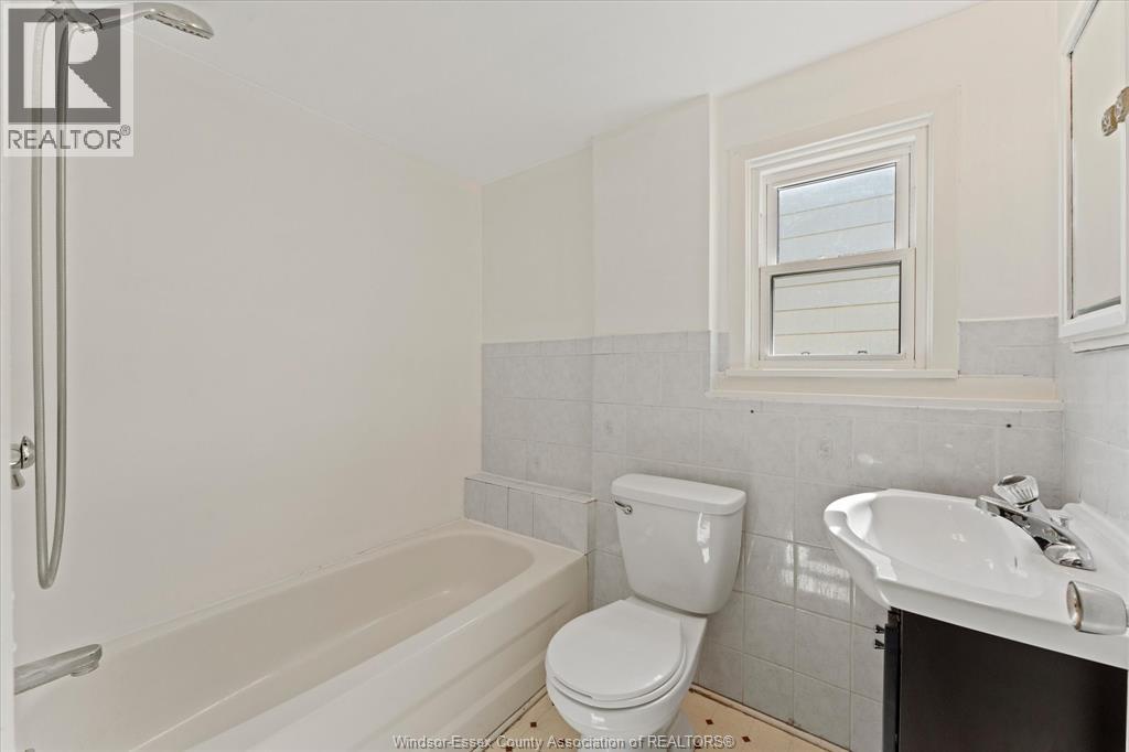1031 Louis Ave, Windsor, Ontario  N9A 1Y1 - Photo 19 - 26009437