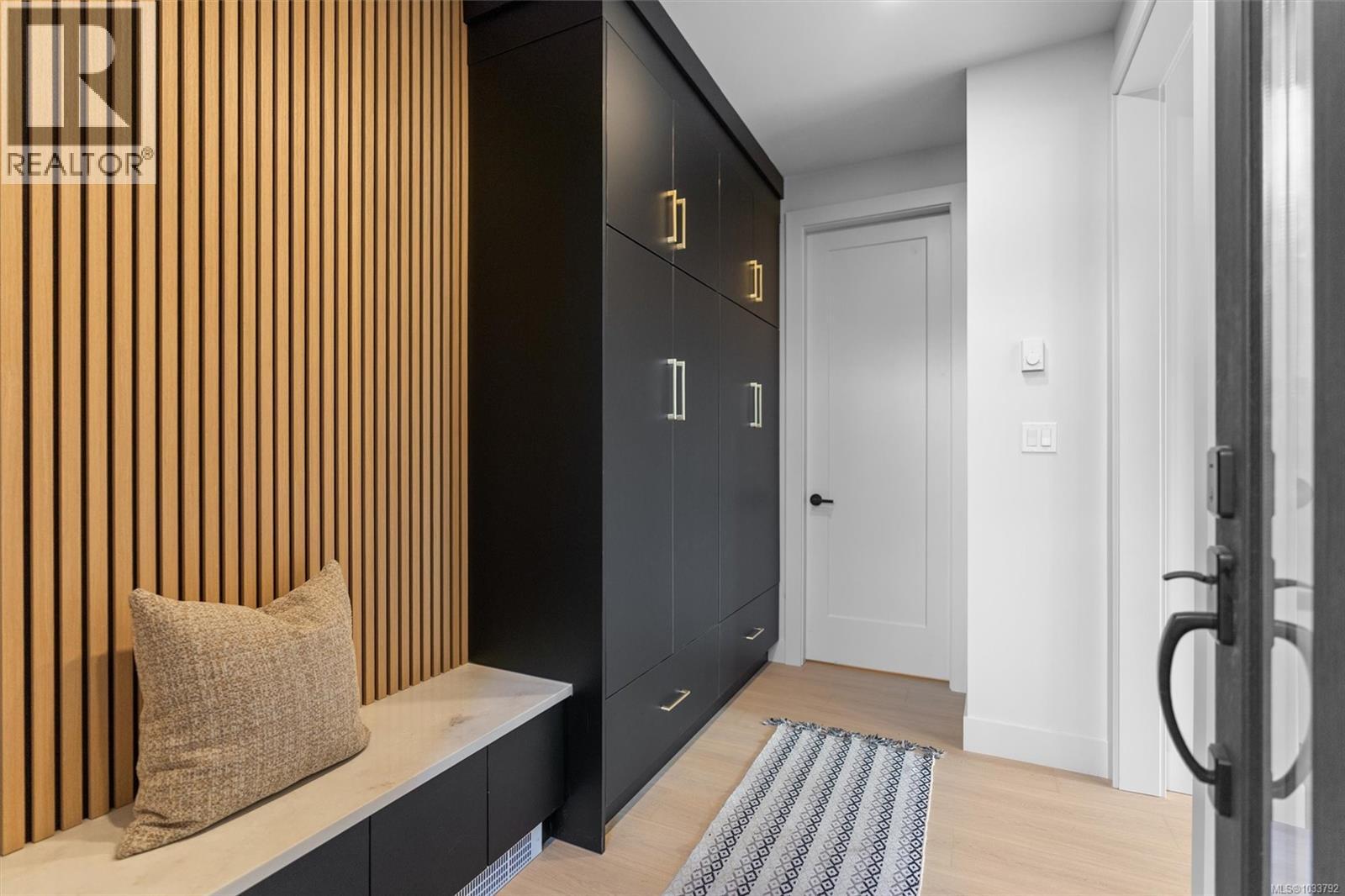 2 588 Whiteside St, Saanich, British Columbia  V8Z 1Y6 - Photo 2 - 1033792