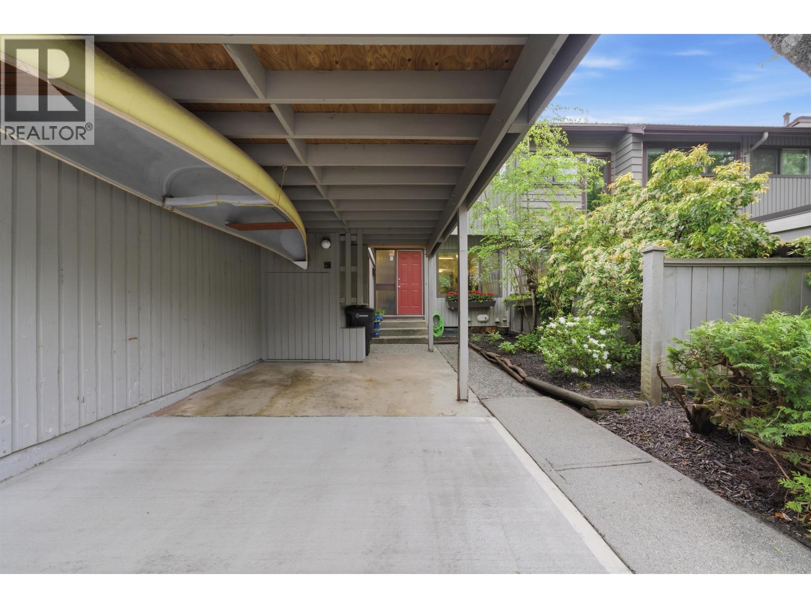 4748 Laurelwood Place, Burnaby, British Columbia  V5G 4B2 - Photo 4 - R3116785