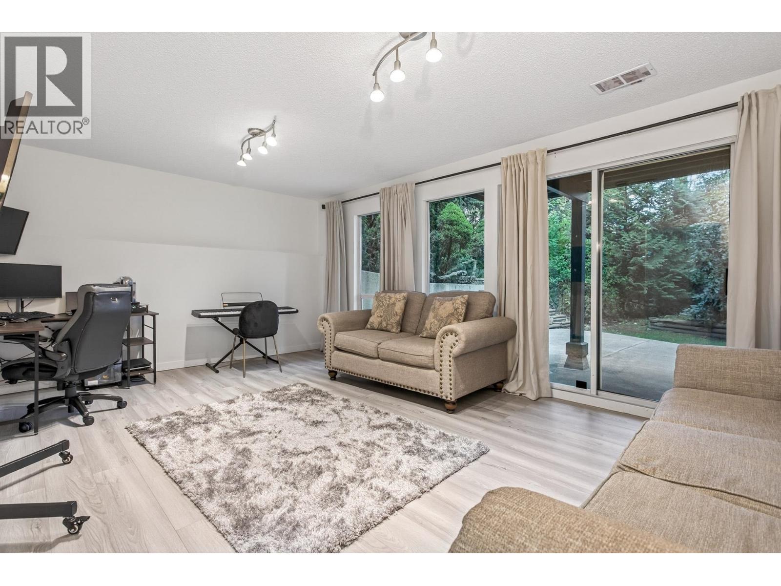 8218 Forest Grove Drive, Burnaby, British Columbia  V5A 4G9 - Photo 28 - R3116771