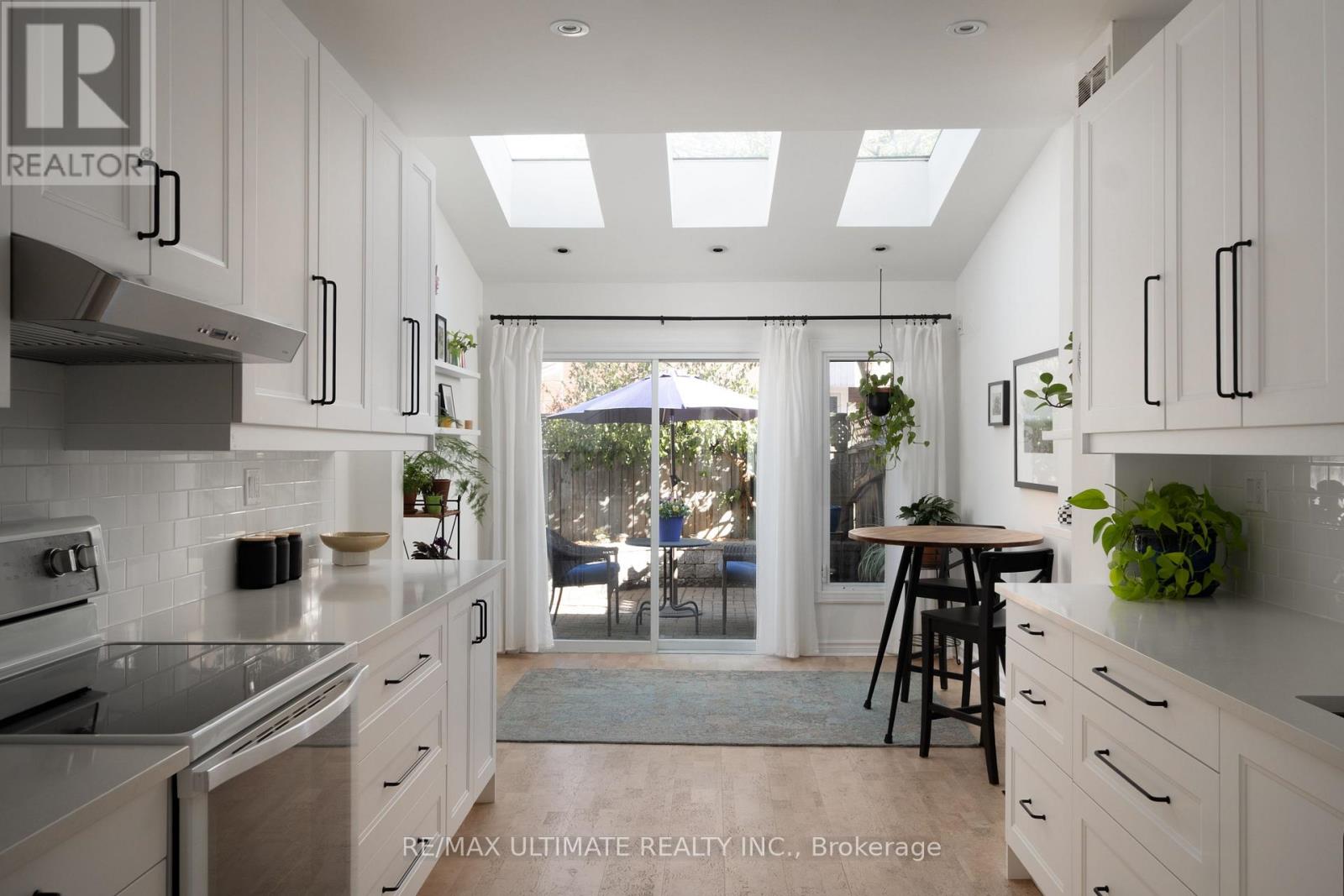 32 Lindsey Avenue, Toronto, Ontario  M6H 1E1 - Photo 6 - C13054368